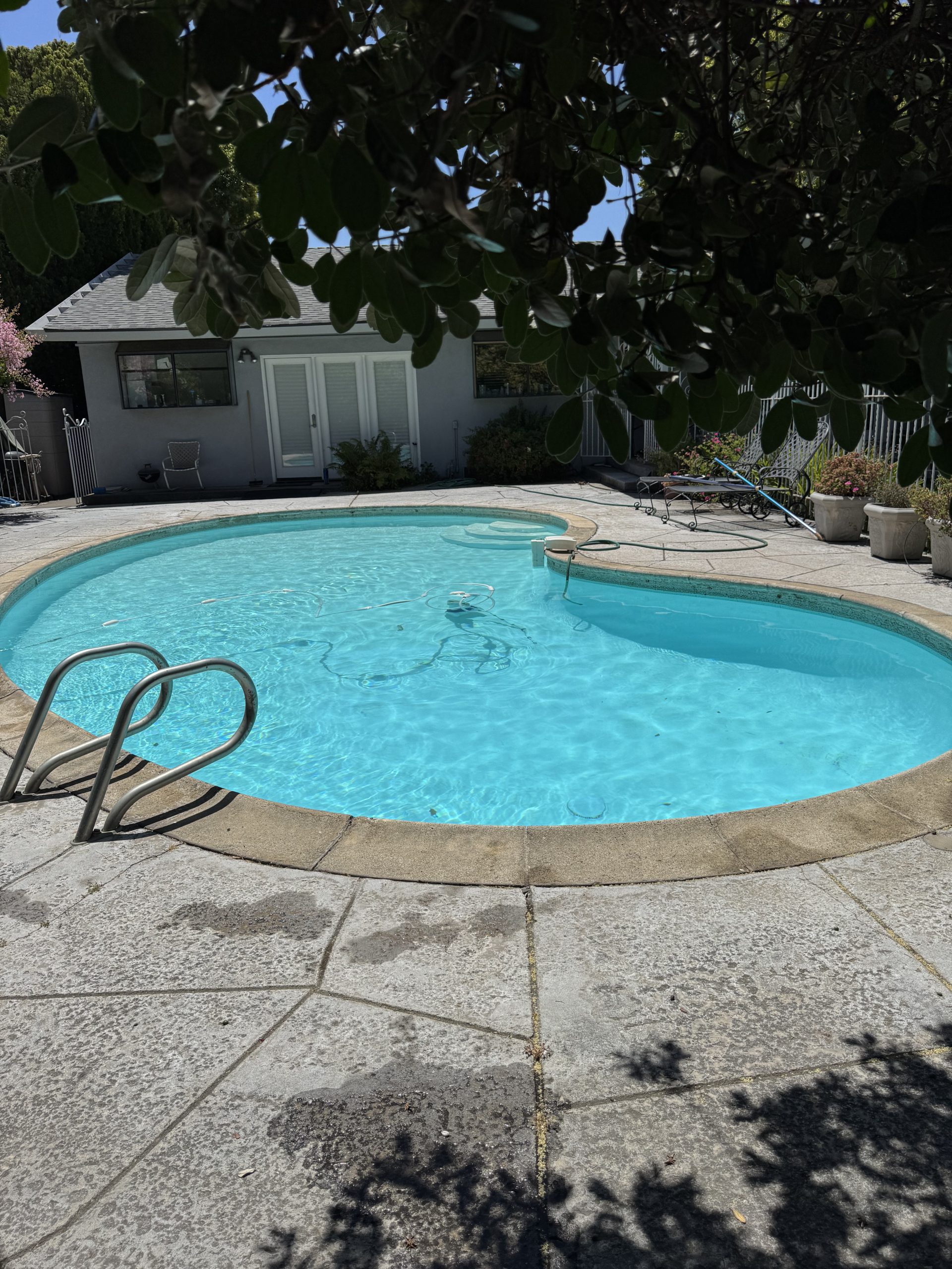 Algae removal and green pool cleaning service in Folsom CA restoring water clarity